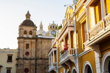 Cartagena, Kolombiya - 4 Şubat 2024: Güneşli havada tarihi şehir merkezi, HDR Görüntü