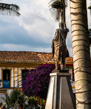 Salento, Kolombiya - 3 Şubat 2024: Bulutlu havada tarihi şehir merkezi, HDR Görüntü