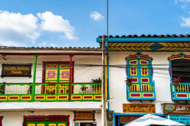 Filandia, Quindio, Kolombiya - 3 Şubat 2024: Bulutlu havada pitoresk kasaba, HDR resmi