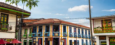 Filandia, Quindio, Kolombiya - 3 Şubat 2024: Bulutlu havada pitoresk kasaba, HDR resmi