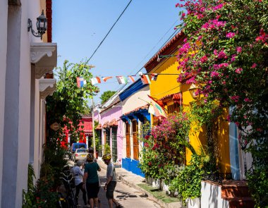 Cartagena, Kolombiya - 4 Şubat 2024: Güneşli havada tarihi şehir merkezi, HDR Görüntü