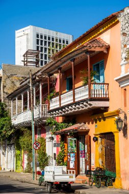 Cartagena, Kolombiya - 4 Şubat 2024: Güneşli havada tarihi şehir merkezi, HDR Görüntü