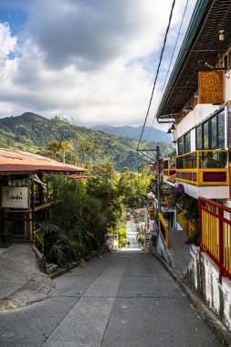 Salento, Kolombiya - 3 Şubat 2024: Bulutlu havada tarihi şehir merkezi, HDR Görüntü