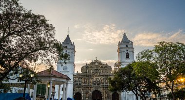 Panama Şehri, Panama - 4 Şubat 2024: Güneşli havada tarihi şehir merkezi, HDR Görüntü