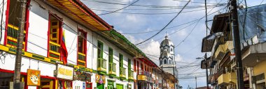 Filandia, Quindio, Kolombiya - 3 Şubat 2024: Bulutlu havada pitoresk kasaba, HDR resmi