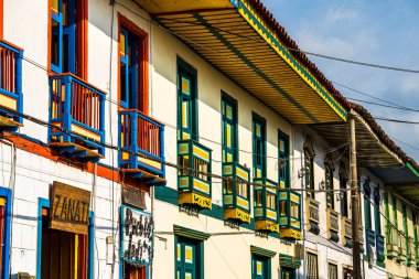 Filandia, Quindio, Kolombiya - 3 Şubat 2024: Bulutlu havada pitoresk kasaba, HDR resmi