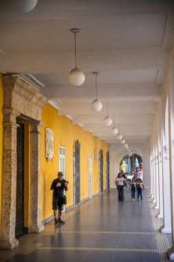 Cartagena, Kolombiya - 4 Şubat 2024: Güneşli havada tarihi şehir merkezi, HDR Görüntü