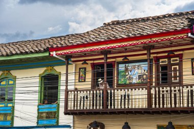 Filandia, Quindio, Kolombiya - 3 Şubat 2024: Bulutlu havada pitoresk kasaba, HDR resmi