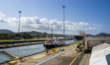 Panama Şehri, Panama - 4 Şubat 2024: Miraflores Panama Kanalı 'nda Kilitlendi, HDR Görüntü