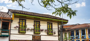 Filandia, Quindio, Kolombiya - 3 Şubat 2024: Bulutlu havada pitoresk kasaba, HDR resmi