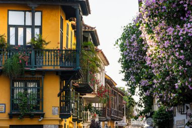 Cartagena, Kolombiya - 4 Şubat 2024: Güneşli havada tarihi şehir merkezi, HDR Görüntü