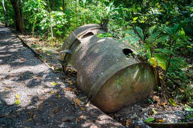 Ormandaki eski paslı bombanın kalıntıları. 