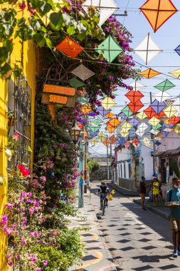 Cartagena, Kolombiya - 4 Şubat 2024: Güneşli havada tarihi şehir merkezi, HDR Görüntü