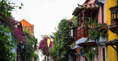 Cartagena, Kolombiya - 4 Şubat 2024: Güneşli havada tarihi şehir merkezi, HDR Görüntü