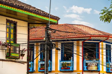 Filandia, Quindio, Kolombiya - 3 Şubat 2024: Bulutlu havada pitoresk kasaba, HDR resmi