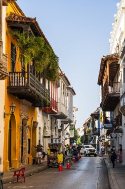 Cartagena, Kolombiya - 4 Şubat 2024: Güneşli havada tarihi şehir merkezi, HDR Görüntü