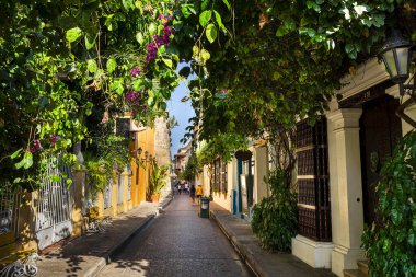 Cartagena, Kolombiya - 4 Şubat 2024: Güneşli havada tarihi şehir merkezi, HDR Görüntü