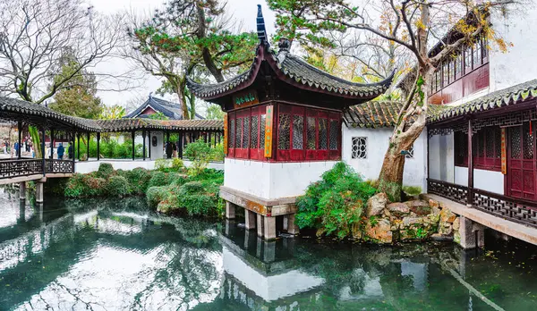 Suzhou, Çin - Aralık 12023: Bulutlu havada tarihi şehir merkezi, HDR Görüntü