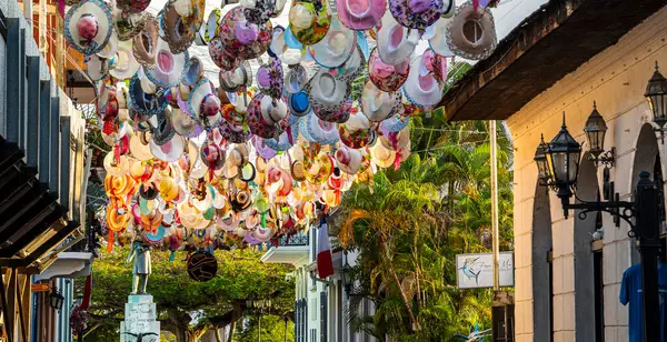 Panama Şehri, Panama - 4 Şubat 2024: Güneşli havada tarihi şehir merkezi, HDR Görüntü