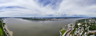 Quebec City, Kanada - 4 Temmuz 2024: Tarihsel şehir merkezinin yaz mevsiminde havadan görünüşü, HDR Image