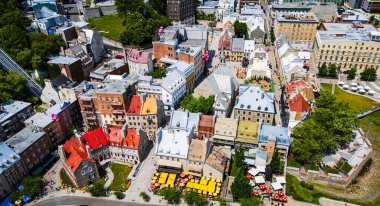 Quebec City, Kanada - 4 Temmuz 2024: Tarihsel şehir merkezinin yaz mevsiminde havadan görünüşü, HDR Image