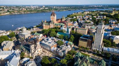 Quebec City, Kanada - 4 Temmuz 2024: Tarihsel şehir merkezinin yaz mevsiminde havadan görünüşü, HDR Image