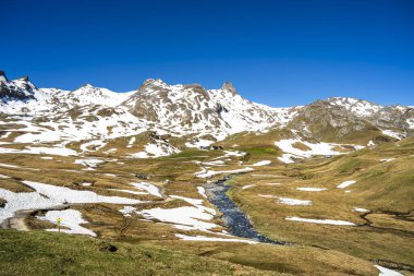 Portalet Geçidi 'ndeki karla kaplı dağların manzarası, Fransız Pireneleri, HDR Görüntü