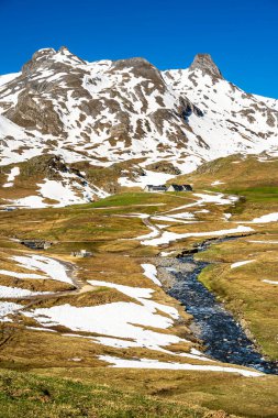 Portalet Geçidi 'ndeki karla kaplı dağların manzarası, Fransız Pireneleri, HDR Görüntü