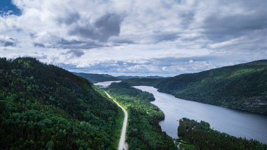 Kanada Quebec 'teki Grands-Jardins Ulusal Parkı' nın insansız hava aracı görüntüsü.