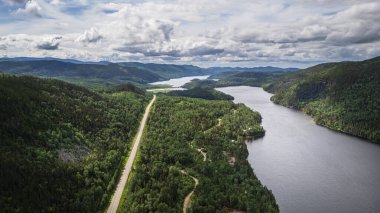 Kanada Quebec 'teki Grands-Jardins Ulusal Parkı' nın insansız hava aracı görüntüsü.