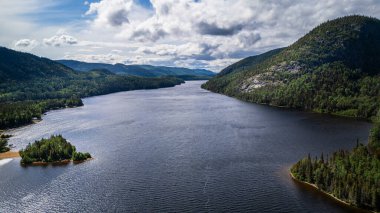 Kanada Quebec 'teki Grands-Jardins Ulusal Parkı' nın insansız hava aracı görüntüsü.