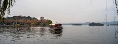 Hangzhou, Çin - 3 Aralık 2023: Bulutlu havada tarihi merkez şehir, HDR Görüntü