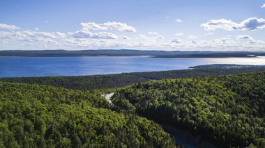 Gaspe Yarımadası kıyısındaki Saint Lawrence Nehri, HDR Görüntü