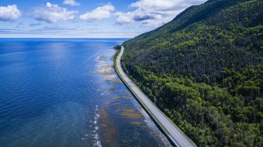 Gaspe Yarımadası kıyısındaki Saint Lawrence Nehri, HDR Görüntü