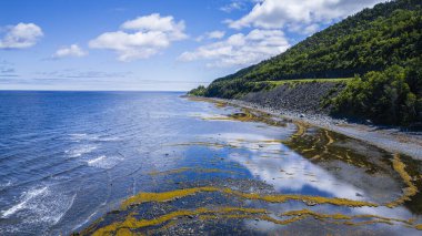 Gaspe Yarımadası kıyısındaki Saint Lawrence Nehri, HDR Görüntü