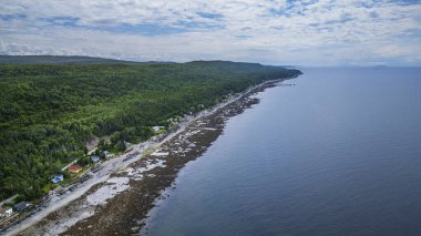 Kanada, Quebec 'teki Gaspe Yarımadası kıyısındaki Saint Lawrence Nehri' nin insansız hava aracı görüntüsü.