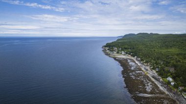 Kanada, Quebec 'teki Gaspe Yarımadası kıyısındaki Saint Lawrence Nehri' nin insansız hava aracı görüntüsü.