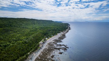 Kanada, Quebec 'teki Gaspe Yarımadası kıyısındaki Saint Lawrence Nehri' nin insansız hava aracı görüntüsü.