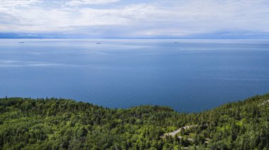 Kanada, Quebec 'teki Gaspe Yarımadası kıyısındaki Saint Lawrence Nehri' nin insansız hava aracı görüntüsü.