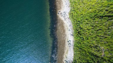 Kanada, Quebec 'teki Gaspe Yarımadası kıyısındaki Saint Lawrence Nehri' nin insansız hava aracı görüntüsü.