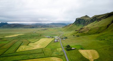 İzlanda 'daki Vik köyü yakınlarındaki yeşil tepelerin hava manzarası