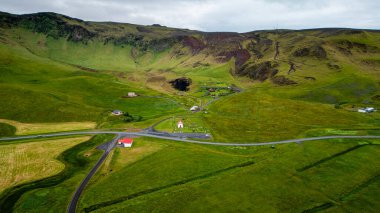 İzlanda 'daki Vik köyü yakınlarındaki yeşil tepelerin hava manzarası