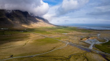 İzlanda 'daki Vik köyü yakınlarındaki yeşil tepelerin hava aracı görüntüsü