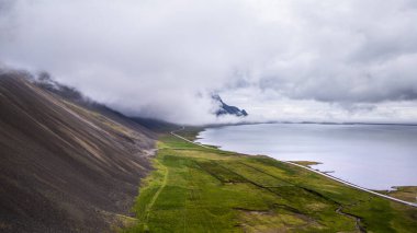 İzlanda 'daki Vik köyü yakınlarındaki yeşil tepelerin hava aracı görüntüsü