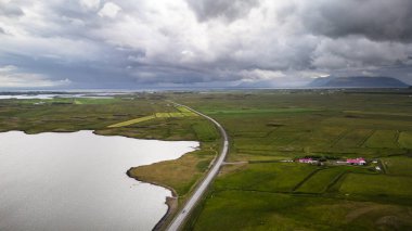 İzlanda 'daki Vik köyü yakınlarındaki yeşil tepelerin hava aracı görüntüsü