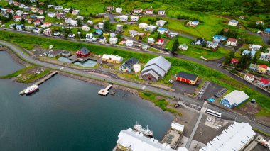 Siglufjordur, İzlanda - 23 Temmuz 2024: İzlanda 'da güzel bir balıkçı kasabası manzarası