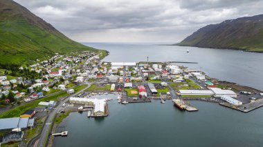 Siglufjordur, İzlanda - 23 Temmuz 2024: İzlanda 'da güzel bir balıkçı kasabası manzarası