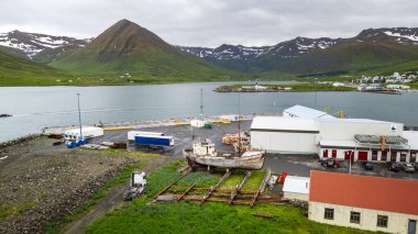 Siglufjordur, İzlanda - 23 Temmuz 2024: İzlanda 'da güzel bir balıkçı kasabası manzarası