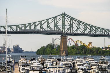 Montreal, Quebec, Kanada - 3 Temmuz 2024: Yazın Şehir Simgeleri