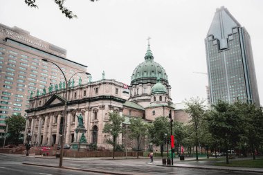 Montreal, QC, Kanada - 22 Haziran 2024: Bulutlu havada şehir merkezi manzarası